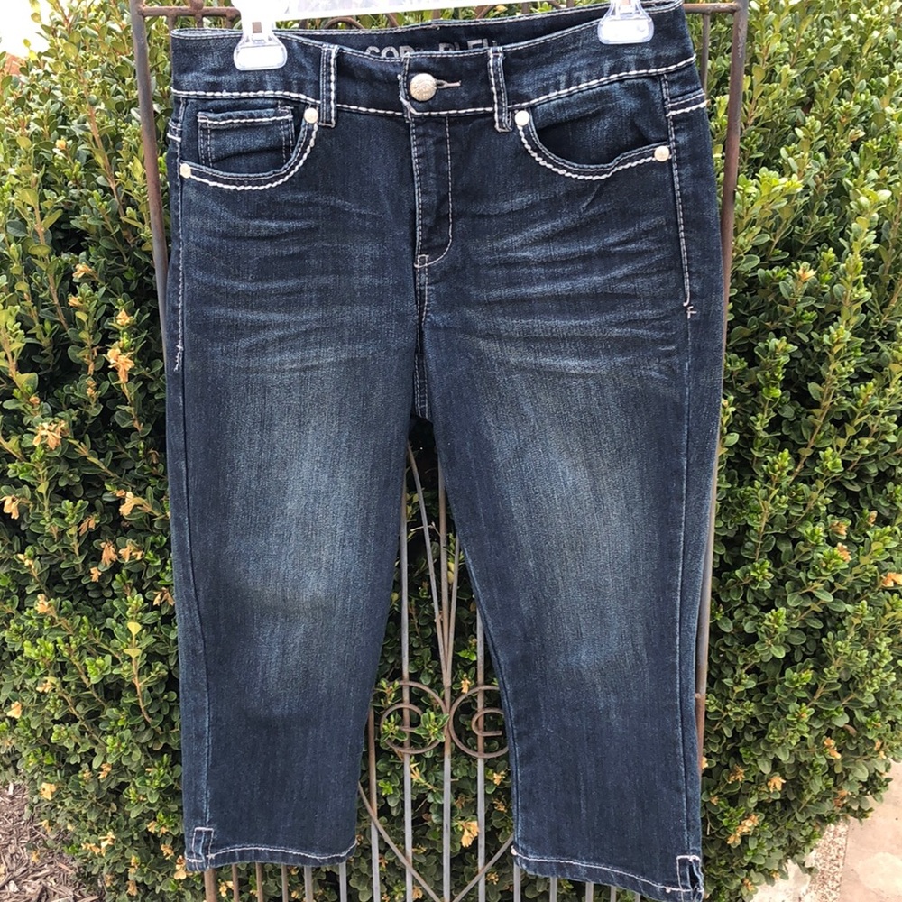 Code Bleu Demim Capri pants with embroidered pockets 6P